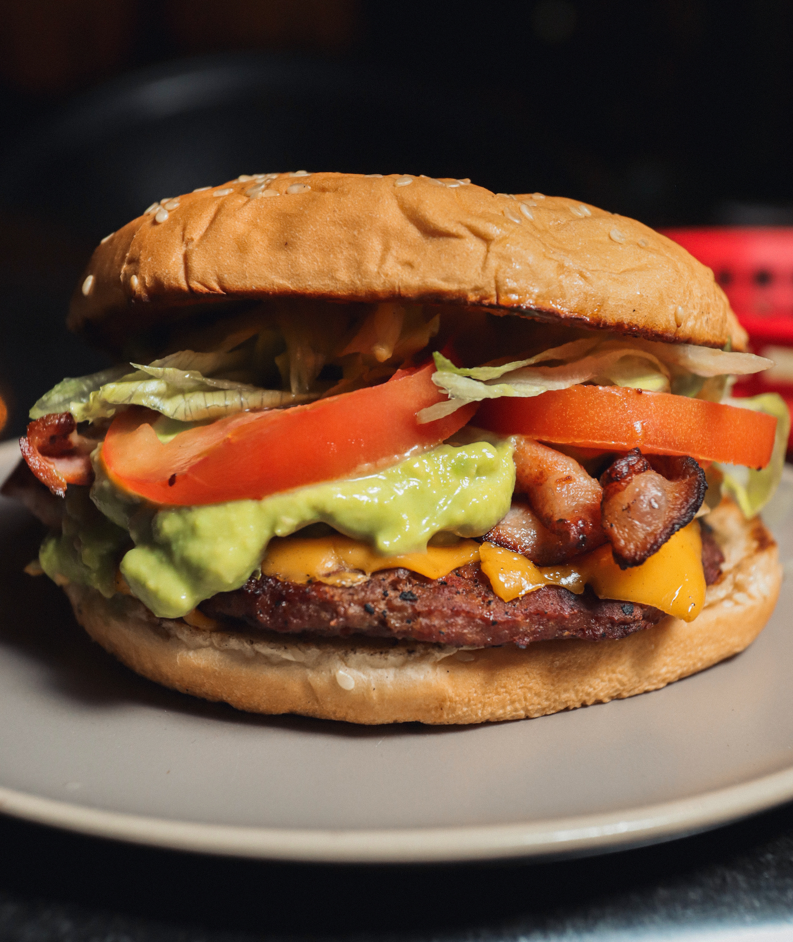 Hamburguesa MR.GOOD con tocino, aguacate, tomate y queso